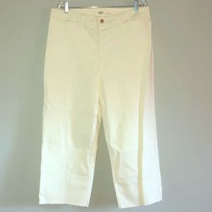 Women’s white capris!